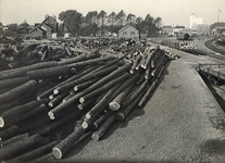 163627 Afbeelding van het vervoer van boomstammen bij de houtlading van het N.S.-station Winterswijk te Winterswijk, ...